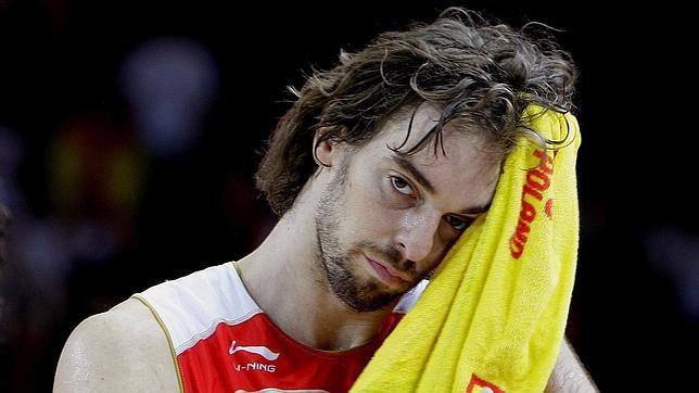 El pívot de la selección española de baloncesto, Pau Gasol, se seca el sudor