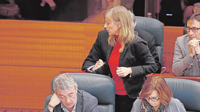 Tania Sánchez pasa por detrás de Gregorio Gordo el jueves pasado en la Asamblea de Madrid