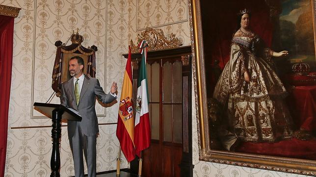 El Rey bromea con un cuadro de Isabel II: «Me siento acompañado por mi familia»