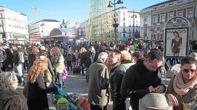 La Puerta del Sol, a rebosar de visitantes extranjeros y nacionales este domingo