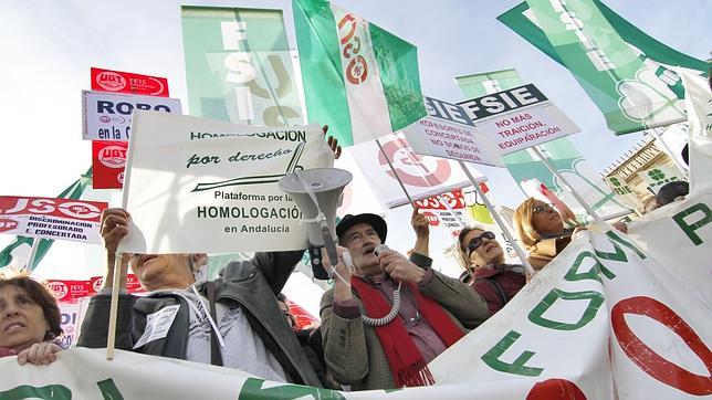 Los docentes de la concertada piden los mismos derechos que los de la pública