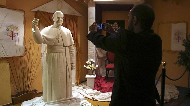 Crean una impresionante estatua de chocolate blanco del Papa Francisco