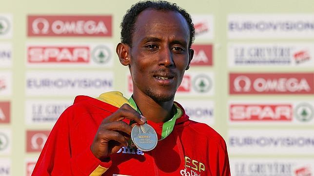 Alemayehu Bezabeh tras proclamarse campeón de Europa de Cross en Belgrado en 2013