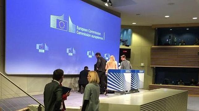 El portavoz de la Comisión Europea cae fulminado en plena rueda de prensa