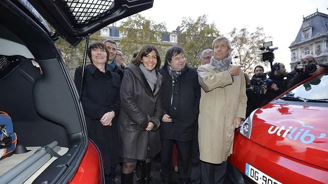 Hidalgo (centro) en un evento de coches eléctricos en París este lunes