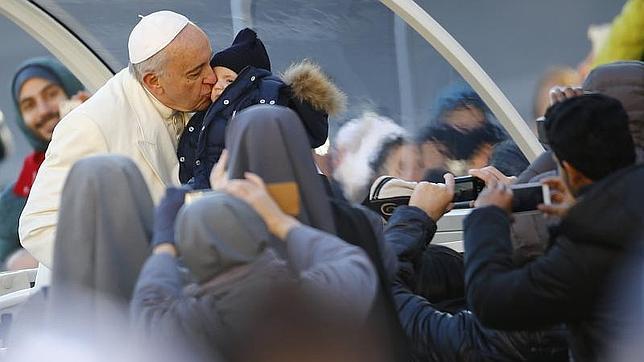 El Papa Francisco besa a un niño durante la audiencia general de este miércoles