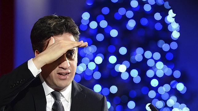 El líder laborista británico Miliband dice que acabará con el déficit pero no concreta cómo