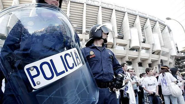 Vigilancia policial en los alrededores del Santiago Bernabéu