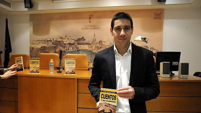 Rafael González Casero posa para ABC con su nuevo libro