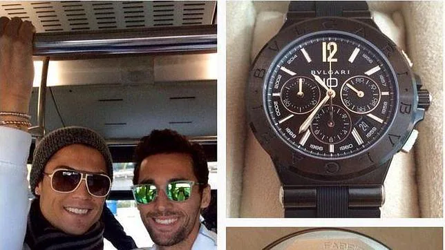 Arbeloa posa con Cristiano Ronaldo y el reloj de La Décima