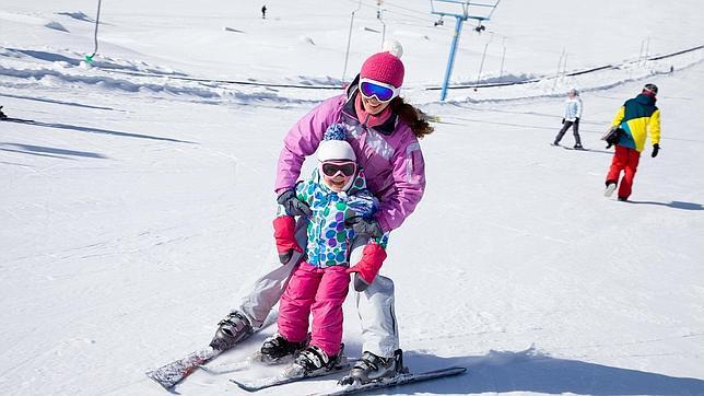 Seis consejos para practicar deportes de invierno al aire libre en familia