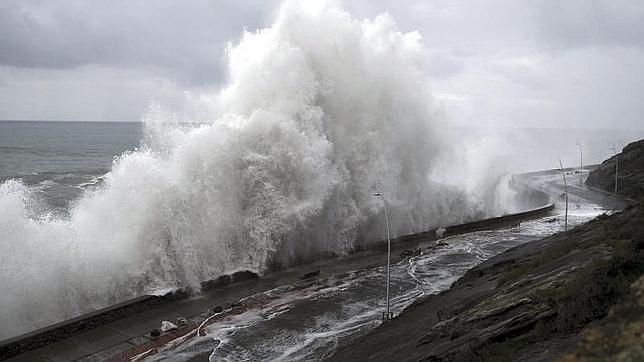 Alerta por olas de cinco metros en Galicia y Cantabria