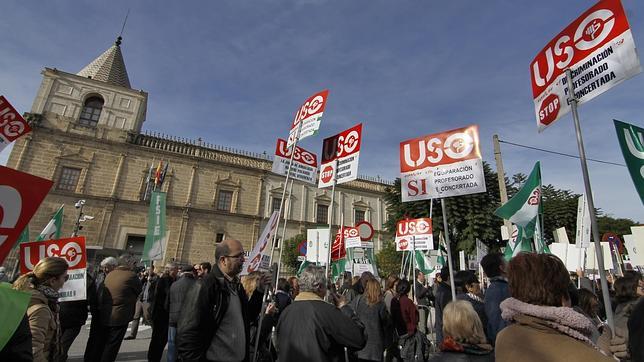 La Junta da marcha atrás y devolverá la paga extra a la concertada