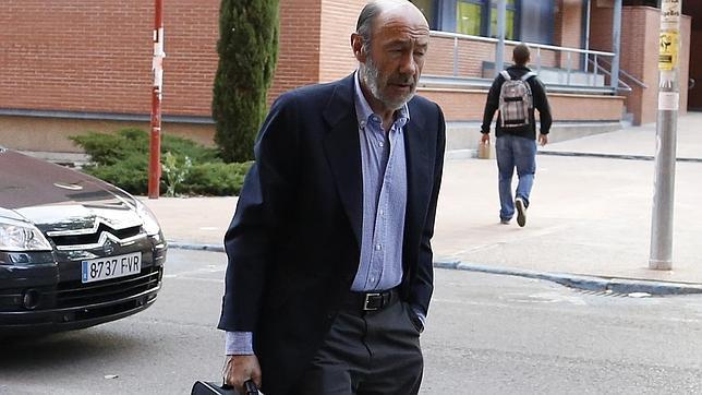 Rubalcaba aconseja a Alonso que derogue los recortes en sanidad para ser un «ministro social»