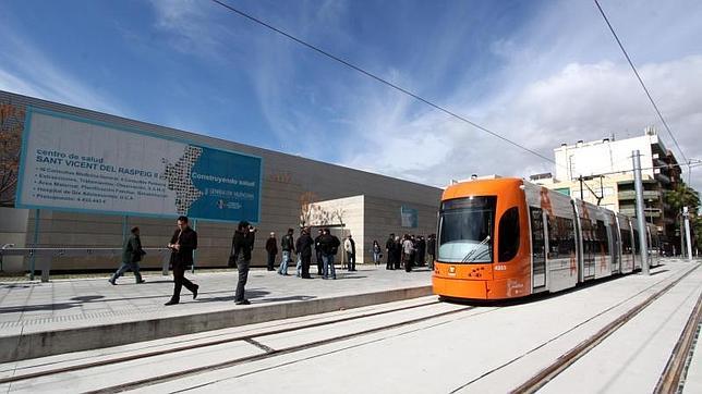 Un accidente leve obliga a cortar la circulación de la línea 2 del TRAM