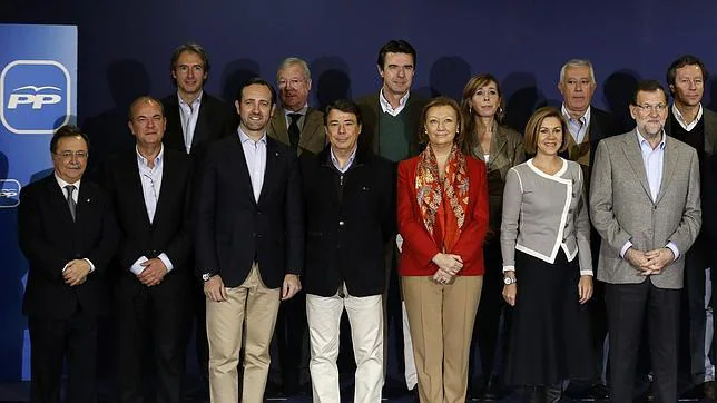 El presidente del Gobierno y del PP, Mariano Rajoy (primera fila-d), ha posado en la foto de familia