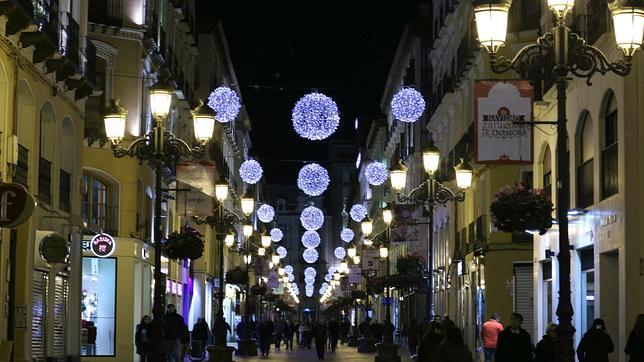 La calle Alfonso de Zaragoza, con la decoración navideña