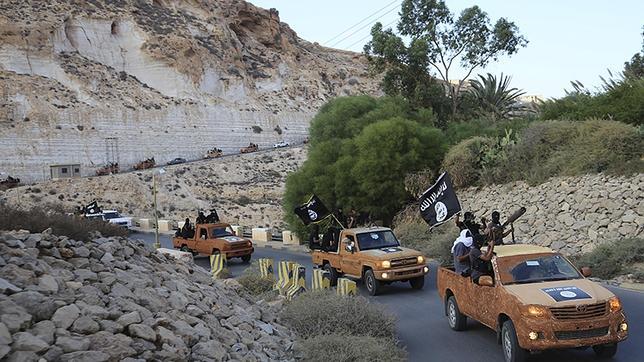 Un convoy del Estado Islámico pasa por una carretera de Derna, al este de Libia