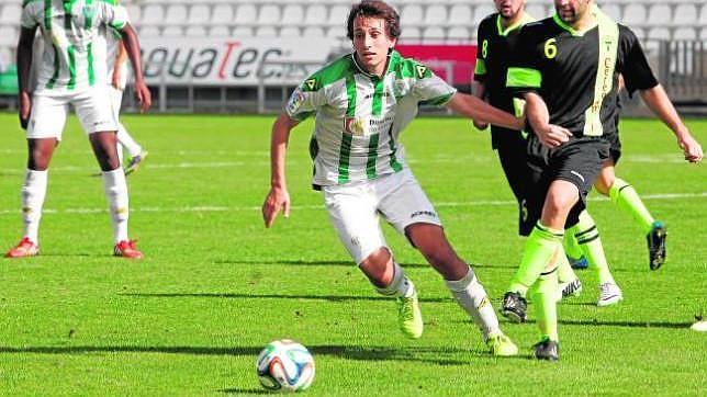 Un jugador del Córdoba B conduce un balón