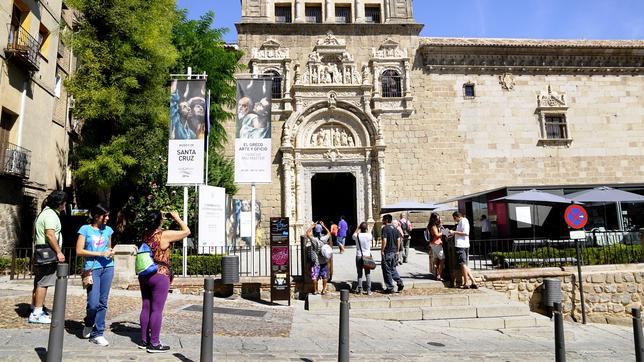 Un grupo de turistas a las puertas del Museo de Santa Cruz