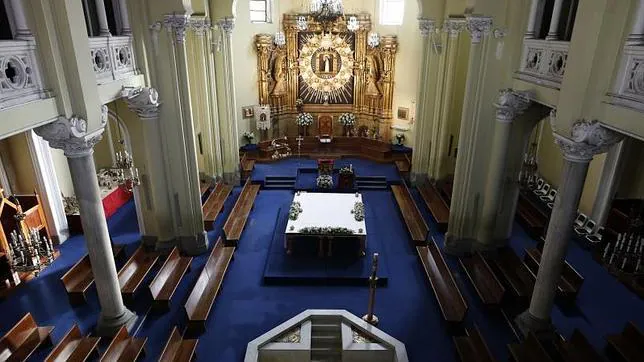 Nave central, con el altal mayor al fondo, de la iglesia de La Paloma de Madrid