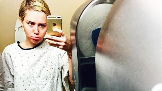 Miley Cyrus, hospitalizada por una extraña herida en la muñeca