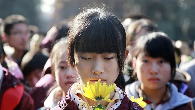Estudiantes con flores en un acto que recuerda la masacre