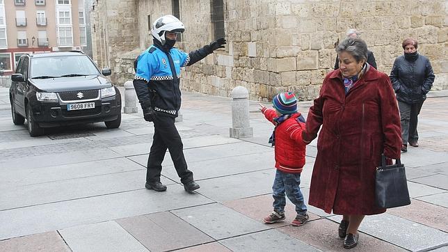 Peatones circulando por una calle de Palencia