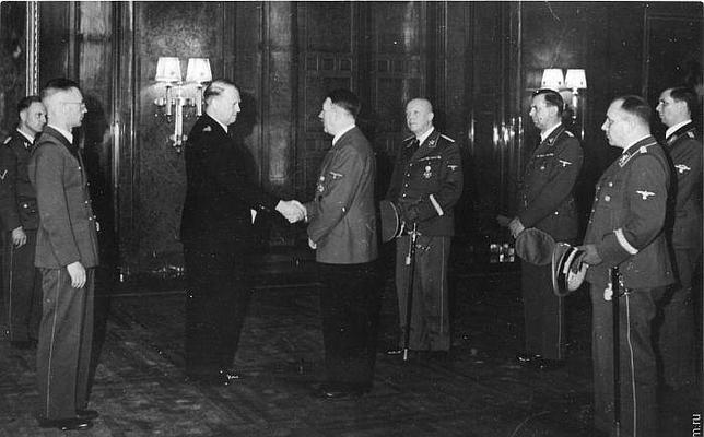 Alemanes y británicos coinciden en el interés por Noruega. En la foto, el líder nacional-socialista noruego Vidkung Quisling se entrevista con Hitler en este mismo mes de diciembre de 1939