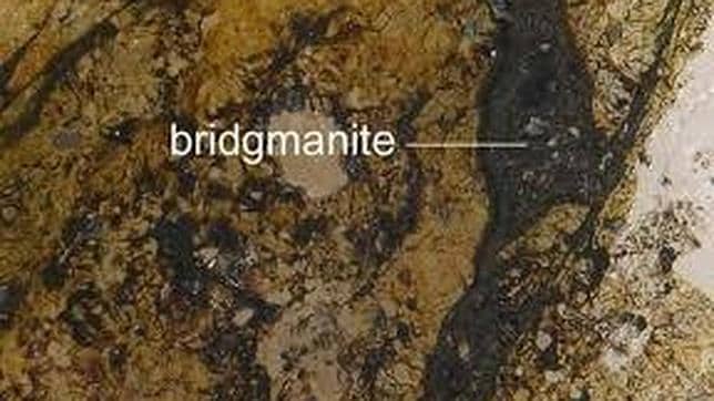 La Bridgmanita recibe su nombre en honor de su descubridor, el físico Percy Bridgman, Nobel en 1964