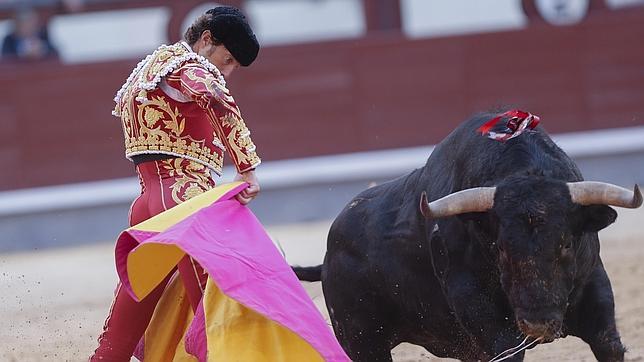 Manuel Escribano remata el saludo