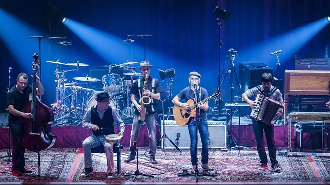 Fito y su banda durante una de sus actuaciones