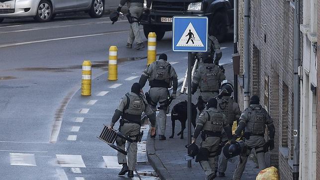 Un grupo de oficiales de las fuerzas especiales belgas se posiciona ante el complejo de apartamentos donde se atrincheraban cuatro hombres armados en la ciudad belga de Gante