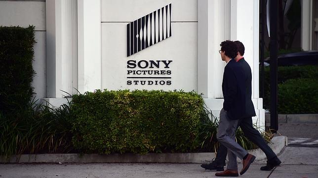 Los hackers amenazan con un «regalo de Navidad» a Sony, que amenaza a los medios