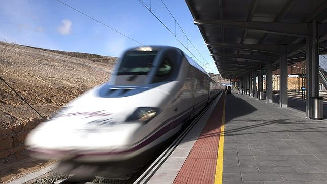 El AVE, a su paso por la estación de Cuenca