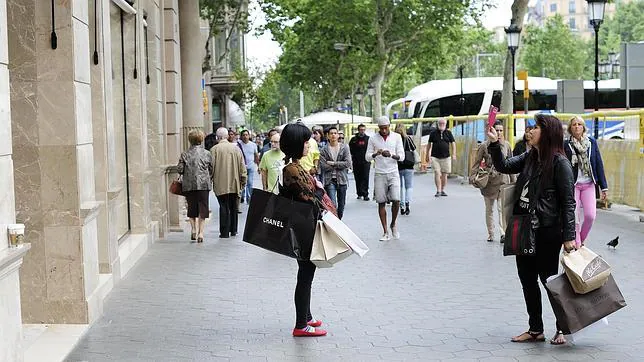 Turistas de compras en el centro de Barcelona