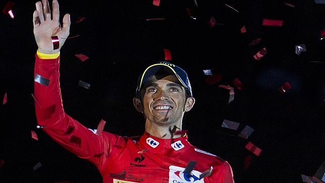 Alberto Contador celebrando su victoria en La Vuelta en Santiago