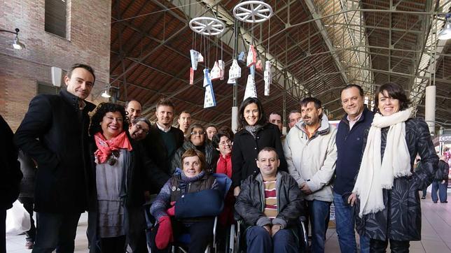 Cuarenta personas con discapacidad colorean los mercados alicantinos en Navidad