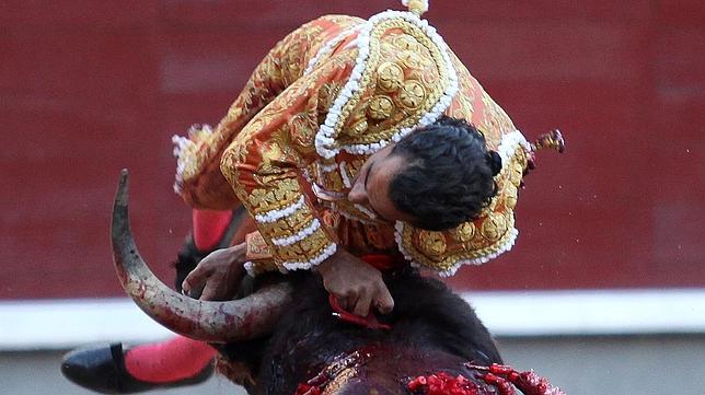 Fandiño, a matar o morir sin muleta, en la imagen premiada este San Isidro, obra de nuestra fotógrafa Paloma Aguilar