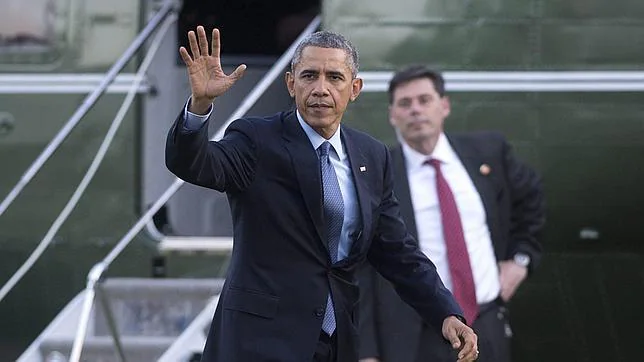 El presidente estadounidense, Barack Obama, saluda frente a un agente del servicio secreto, ayer