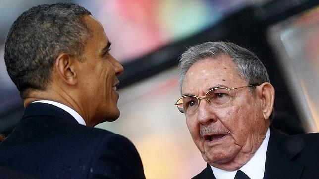El presidente Obama saluda a su homólogo cubano, Raúl Castro, durante el funeral de Mandela en Johannesburgo
