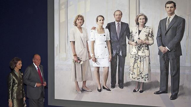 Los Reyes Juan Carlos y Sofía junto al retrato «La familia de Juan Carlos I»