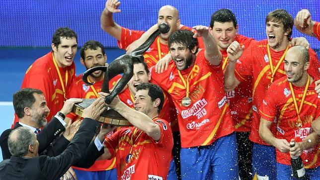 Los «hispanos» reciben el trofeo que los acredita como campeones del mundo tras imponerse a Dinamarca en 2013