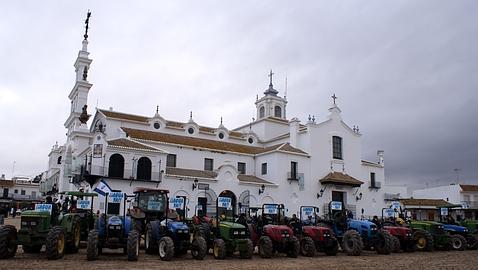 Plante de los agricultores del Condado de Huelva para exigir agua con una tractorada