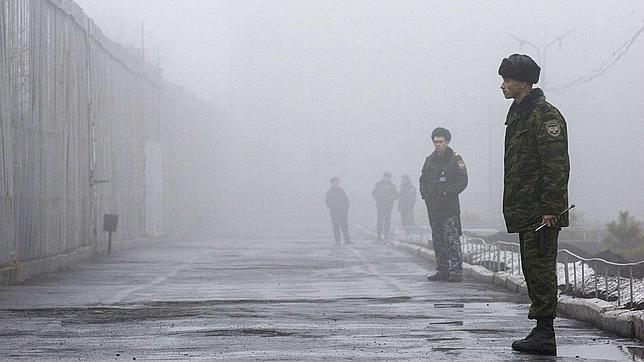 Un oficial de la policía de guardia en una colonia penal en Makiivka en la región de Donetsk
