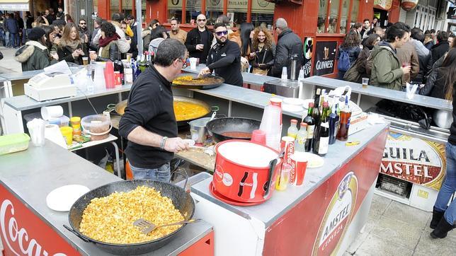Los bares sacan sus barras a la calle para celebrar las tradicionales migas, los días 24 y 31 de diciembre