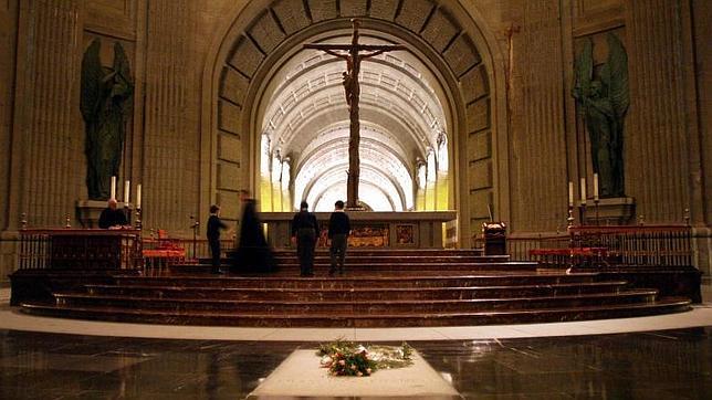 Dos de las cuatro esculturas en el altar mayor del Valle de lo Caídos