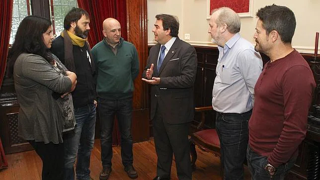 El alcalde, en el centro, se reúne con representantes de la empresa