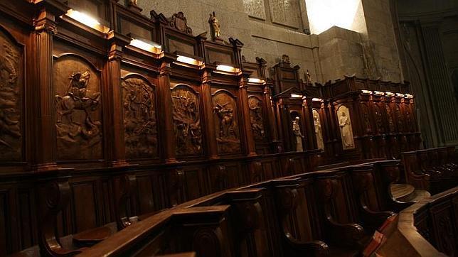 Los asientos del coro del Monasterio con relieves en madera