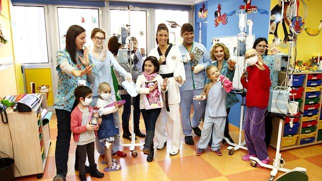 Estefanía Almela visita a los niños ingresados en el Hospital Clínico Universitario